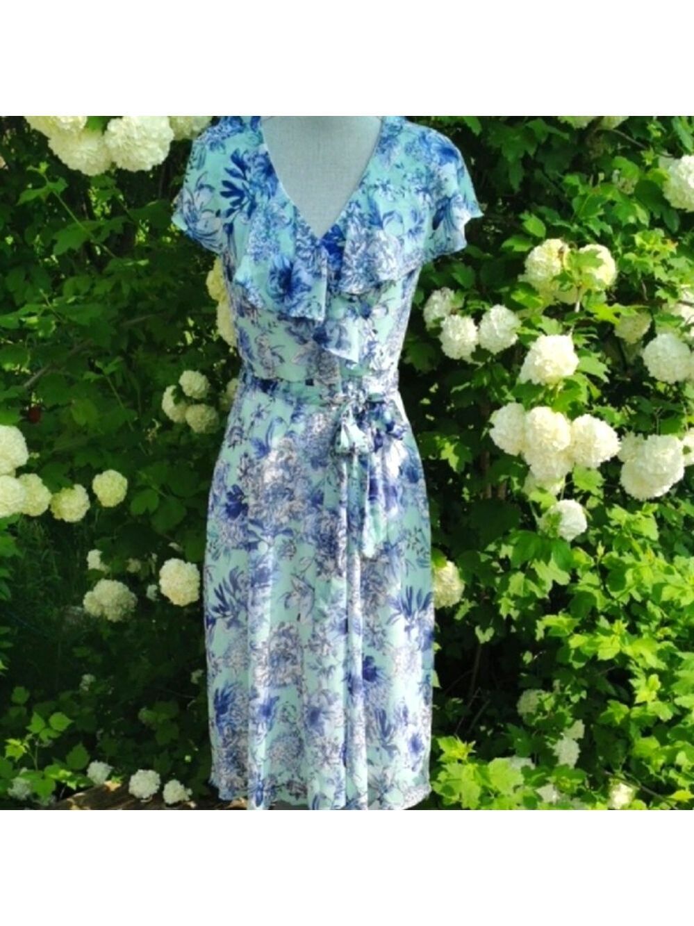 Tommy Hilfiger chiffon floral short sleeve fit/flare dress with tie. Size 4. EUC